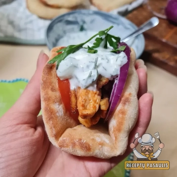 Gyros pita su vištiena, keptomis ir šviežiomis daržovėmis