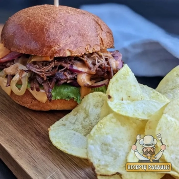 Ilgai kepta plėšyta jautiena su kava, kamado grilyje