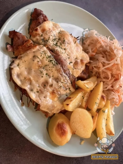 Kalėdiniai kiaulienos sprandinės kepsniai su sūriu ir bulvėmis