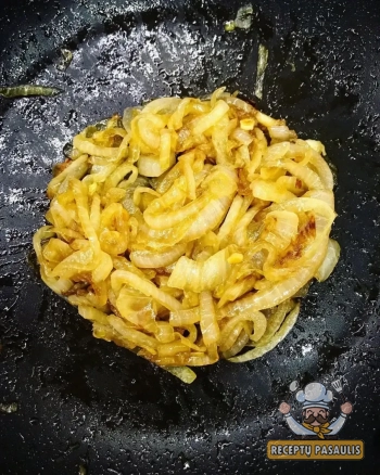 Kepti karamelizuoti svogūnai