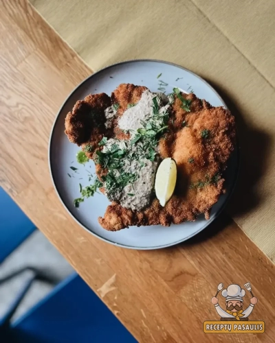 Orkaitėje užkeptas lietuviškas karbonadas su sūriu