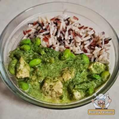 Žaliasis karis su vištiena, šparaginėmis pupelėmis ir grietinėle