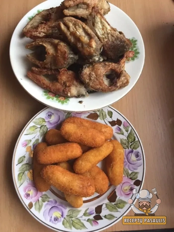 Keptas karosas gabaliukais keptuvėje