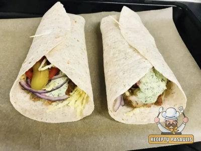 Pilno grūdo tortilijos kebabai su vištienos šlaunelių mėsa ir padažu