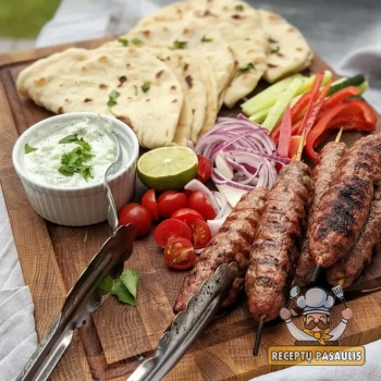 Čimičiuri kiaulienos kebabai pitoje su gaiviu mėtiniu tzatziki padažu