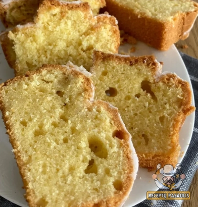 Minkštas ir drėgnas keksas su morkomis