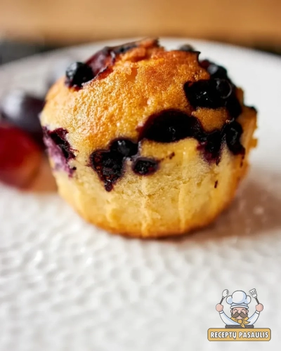 Paprasti miltiniai mėlynių keksiukai su grietine