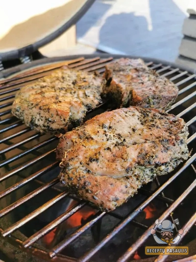 Ant žarijų kepti veršienos kepsneliai su bulvėmis