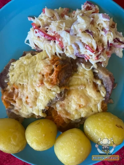 Kiaulienos sprandinės kepsnys orkaitėje su bulvėmis ir salotomis