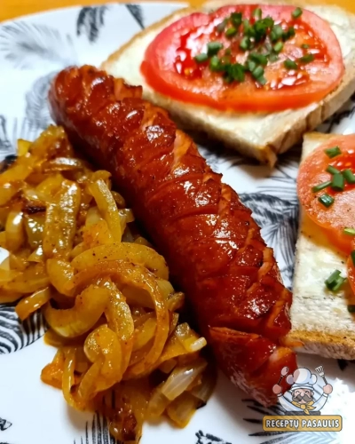 Keptuvėje kepti svogūnai su pomidorų padažu