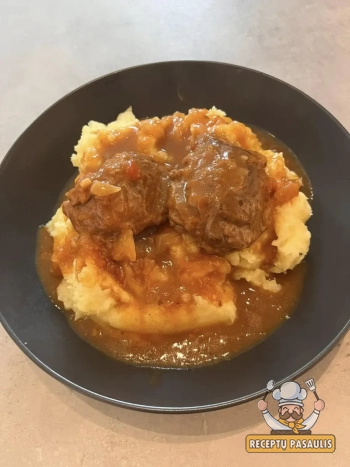 Kiaulienos žandai troškinti obuolių sultyse