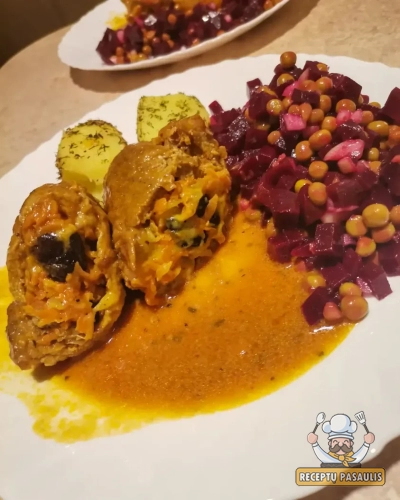 Kiaulienos suktinukai su daržovėmis, slyvomis ir kreminiu pomidorų padažu