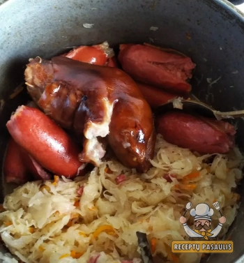 Troškinti rauginti kopūstai su kiaulių kojomis ir rūkytomis dešrelėmis