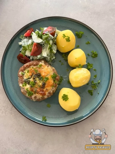 Įdaryti kotletai su pelėsiniu sūriu, pomidorais ir grietinėle, orkaitėje