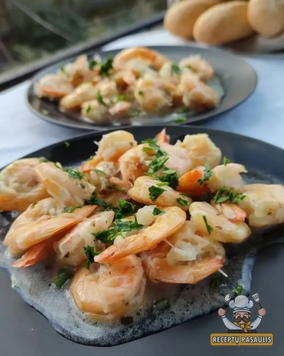 Krevetės balto vyno ir grietinėlės padaže, ruoštos keptuvėje