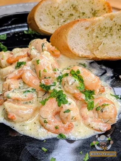 Krevetės su saulėje džiovintų pomidorų, špinatų ir grietinėlės padažu