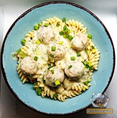 Vištienos kukuliai su sūriu ir baltu grietinės-garstyčių padažu