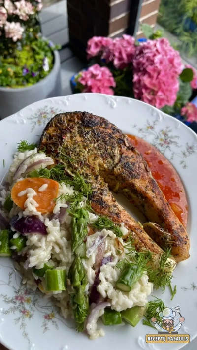 Kreminiai ryžiai su daržovėmis ir kepta lašiša