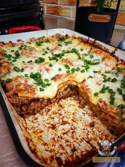 Lazanija su faršu, pievagrybiais, 3 rūšių sūriais ir bešamelio padažu