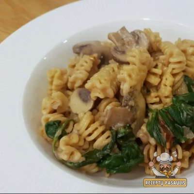 Vieno puodo kreminiai makaronai su grybais ir kokosų pienu (vegan)