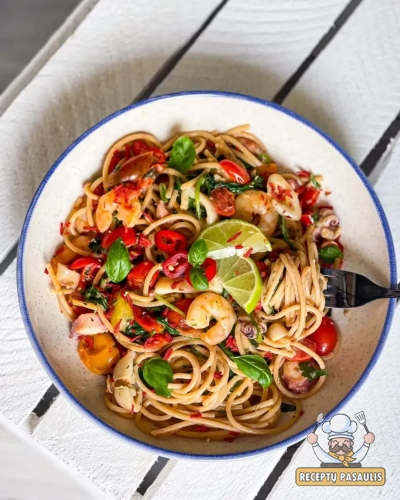 Makaronai (spagečiai) su jūros gėrybėmis ir grietinėle