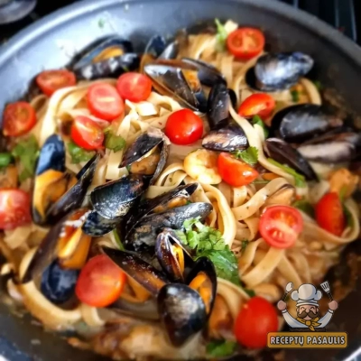 Tagliatelle makaronai su midijomis