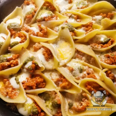 Įdarytos makaronų kriauklės su vištienos faršu ir grietinėle