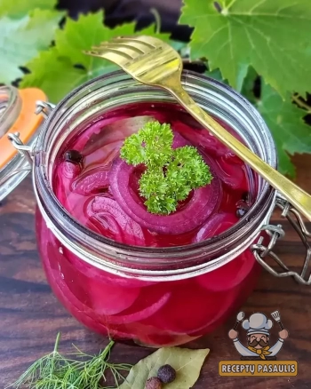 Marinuoti mėlynieji svogūnai su obuolių actu