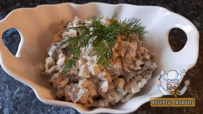 Jautienos kepenėlių salotos su marinuotais agurkais ir kiaušiniais