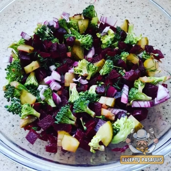Tobula virtų burokėlių mišrainė su brokoliais ir marinuotais agurkais