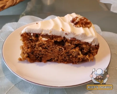 Skaniausias šlapias morkų pyragas su glajumi