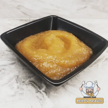 kietų obuolių obuolienė su karšto vyno prieskoniais