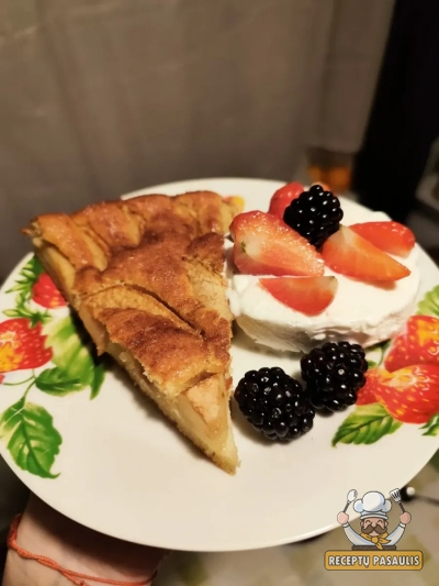 Biskvitinis obuolių pyragas su šokoladu