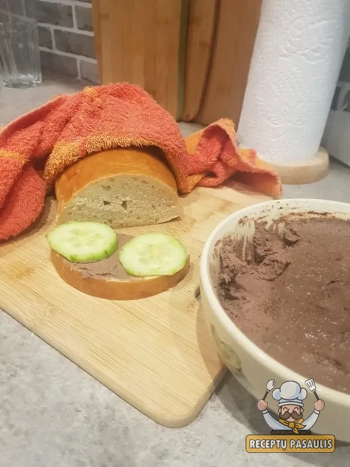 Vištienos kepenėlių paštetas su voveraitėmis