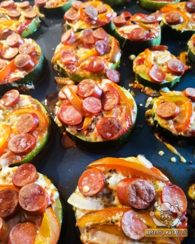 Cukinijų picos su dešrelėmis ir daržovėmis