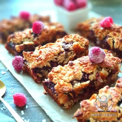 Drėgnas varškės pyragas su avietėmis ir bananais