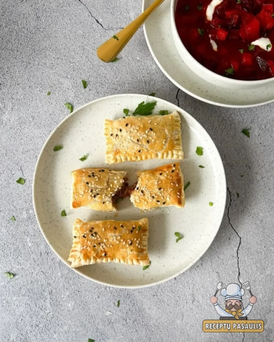 Sluoksniuotos tešlos pyragėliai su bbq vištiena