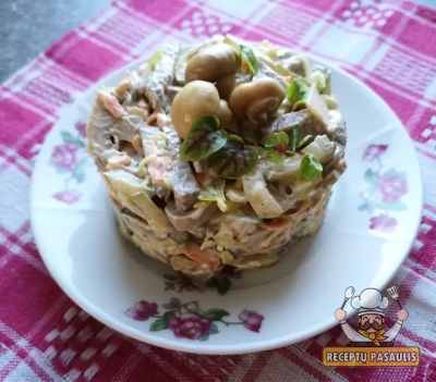 Salotos su virtu liežuviu ir marinuotais pievagrybiais