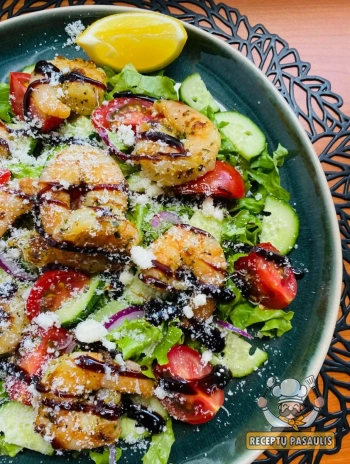 Greitos krevečių salotos su kietuoju sūriu