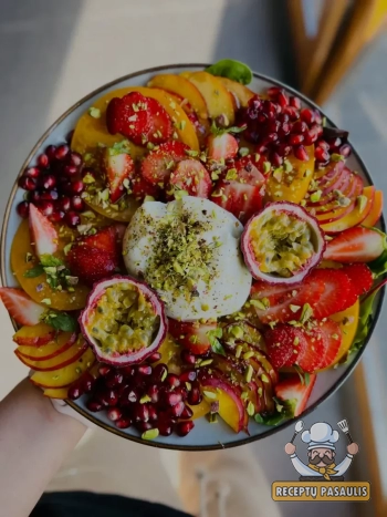 Vaisių salotos su burrata sūriu ir pistacijomis