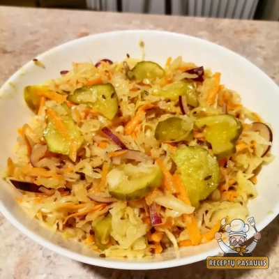 Raugintų kopūstų salotos su marinuotais agurkais ir morkomis