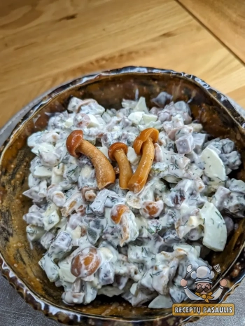 Rūkyto liežuvio salotos su marinuotais grybais, kiaušiniais ir agurkėliais