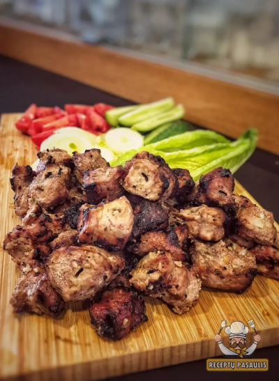 Kiaulienos sprandinės šašlykas, marinuotas su svogūnais, citrinos sultimis ir actu