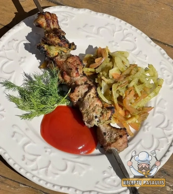 Kiaulienos sprandinės šašlykai, marinuoti juodojoje arbatoje