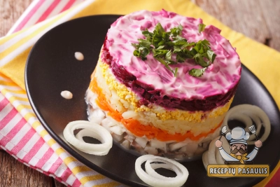 Tradicinė šventinė silkė pataluose su burokėliais ir morkomis