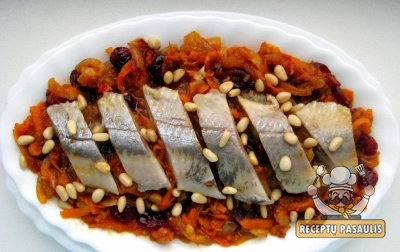 Silkė su džiovintomis spanguolėmis ir riešutais