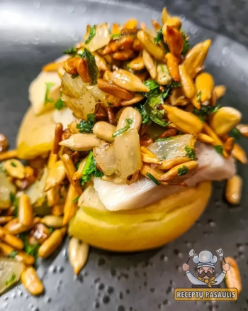 Silkė su saulėgrąžomis ir svogūnais