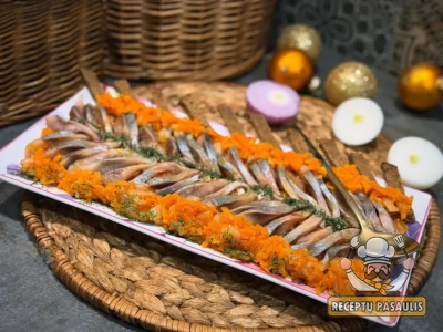 Silkė su morkomis, saulėgrąžomis, svogūnais ir pomidorų padažu