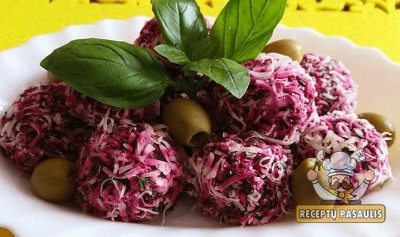 Silkės kamuoliukai su burokėliais, svogūnais, kiaušiniais ir sūriu