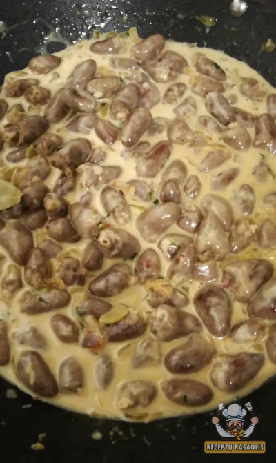 Vištienos širdelės grietinėlės padaže su svogūnais ir česnaku